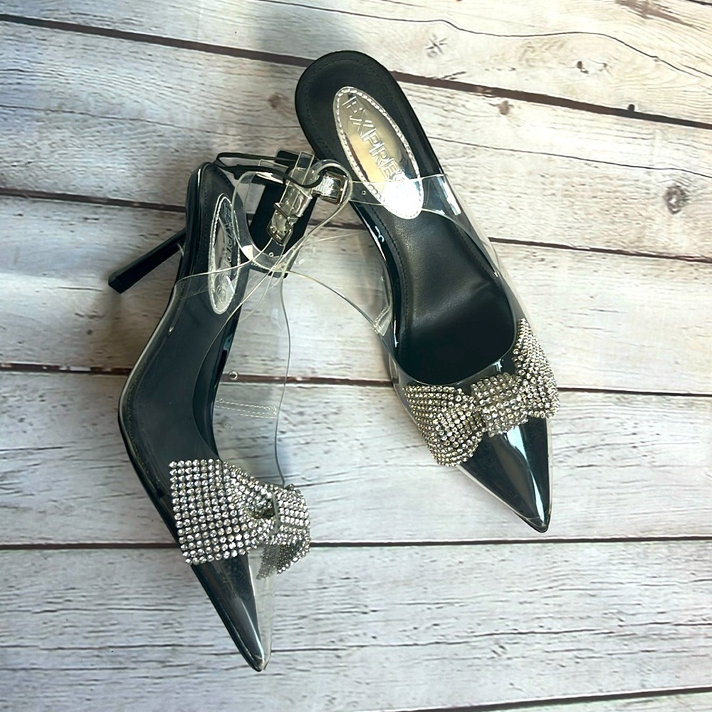 Express pointed heels with bow